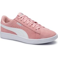 Sneakersy PUMA - Vikky V2 369725 08 Bridal Rose/White/Silver. Różowe półbuty damskie Puma, z zamszu. W wyprzedaży za 149,99 zł.