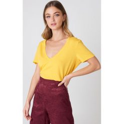 NA-KD Basic T-shirt z dekoltem V - Yellow. Żółte t-shirty damskie NA-KD Basic, z bawełny. W wyprzedaży za 26,48 zł.