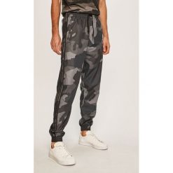 Adidas Originals - Spodnie. Spodnie męskie adidas Originals, na co dzień, s, bez wzorów, z poliesteru, casualowe. W wyprzedaży za 249,90 zł.