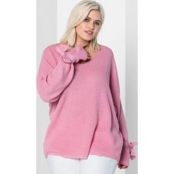 Sweter w kolorze jasnoróżowym. Czerwone swetry klasyczne damskie marki Sheego, z dzianiny, z kokardą. W wyprzedaży za 108,95 zł.