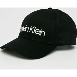 Calvin Klein - Czapka. Czarne czapki z daszkiem męskie Calvin Klein. Za 139,90 zł.