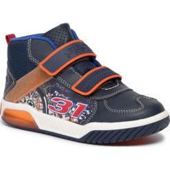 Sneakersy GEOX - J Inek B. A J949CA 05411 C0820 S Navy/Orange. Niebieskie trampki chłopięce Geox, bez wzorów, ze skóry ekologicznej, bez zapięcia. W wyprzedaży za 189,00 zł.