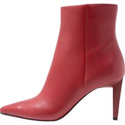 KENDALL + KYLIE ZOE Botki candy red. Czerwone botki damskie skórzane marki KENDALL + KYLIE, klasyczne. Za 819,00 zł.