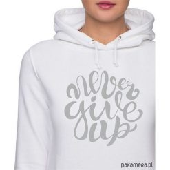 Bluza damska. NEVER GIVE UP. Szare bluzy rozpinane damskie Pakamera, z nadrukiem, z kapturem. Za 119,00 zł.