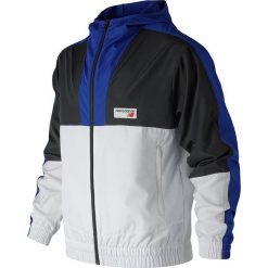 Kurtka przeciwwiatrowa w kolorze czarno-niebieskim. Niebieskie kurtki męskie New Balance, m, z nadrukiem, bez kaptura. W wyprzedaży za 219,95 zł.