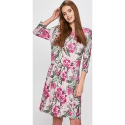 Answear - Sukienka Secret Garden. Różowe sukienki damskie ANSWEAR, na co dzień, s, w kwiaty, z elastanu, casualowe, z okrągłym kołnierzem, bez rękawów, mini, rozkloszowane. W wyprzedaży za 79,90 zł.