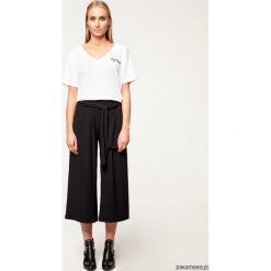 T-shirt Girlboss. Białe t-shirty damskie Pakamera, z napisami, z bawełny, klasyczne, z klasycznym kołnierzykiem. Za 159,00 zł.