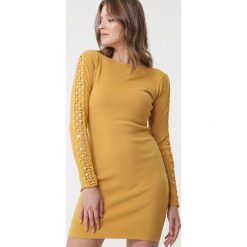 Żółta Sukienka Lugarno. Żółte sukienki damskie Born2be, xl, w prążki, z dzianiny, z okrągłym kołnierzem, długie, mini, dopasowane. Za 119,99 zł.