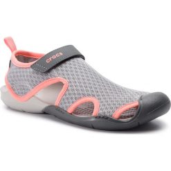 Sandały CROCS - Swiftwater Mesh Sandal W 204597 Light Grey/Pearl White. Szare klapki damskie Crocs, bez wzorów, ze skóry ekologicznej, bez obcasa. Za 219,00 zł.