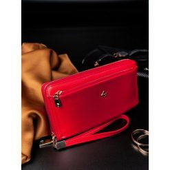 Portfel damski na zamek czerwony Milano Design - Czerwony. Czerwone portfele damskie MILANO DESIGN, bez wzorów, ze skóry. Za 39,99 zł.