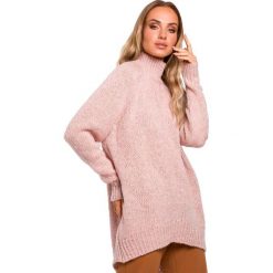Sweter półgolf z asymetrycznym dołem - pudrowy. Swetry damskie Moe, s, bez wzorów, z poliesteru, eleganckie, z krótkim rękawem, krótkie, bez kaptura. Za 169,00 zł.