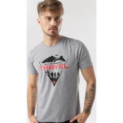 Szara Koszulka Calisesis. Szare koszulki męskie Born2be, xl, bez wzorów, bez kołnierzyka, bez rękawów. W wyprzedaży za 34,99 zł.