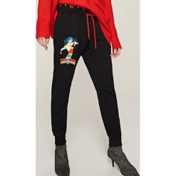 Spodnie dresowe damskie: Dresowe spodnie wonder women – Czarny