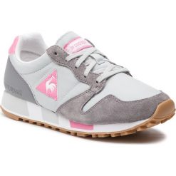 Sneakersy LE COQ SPORTIF - Omega W Sport 1910563 Galet/Pink Carnation. Szare półbuty damskie le coq sportif, z zamszu. W wyprzedaży za 279,00 zł.