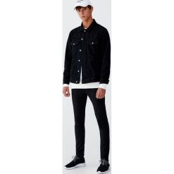 Czarne jeansy super skinny. Czarne jeansy męskie marki Pull&Bear, z jeansu. Za 69,90 zł.