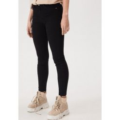 Jeansy skinny push up - Czarny. Czarne jeansy damskie Sinsay. Za 59,99 zł.