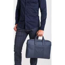 TORBA BIZNESOWA Emporio Armani. Niebieskie torby męskie skórzane w paski, z tkaniny, biznesowe, małe. Za 647,40 zł.