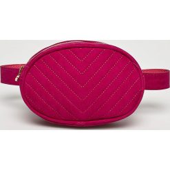 Answear - Saszetka. Czerwone torebki klasyczne damskie ANSWEAR, w paski, z materiału, casualowe, małe, pikowane, bez dodatków. W wyprzedaży za 49,90 zł.