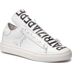 Sneakersy Patrizia Pepe 2V8869/A3KW-W146. Białe półbuty damskie Patrizia Pepe, bez wzorów, bez obcasa, bez zapięcia. Za 909,00 zł.