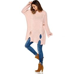 Moherowy sweter z wycięciami pudrowy róż ELISE. Różowe swetry damskie Lemoniade, uniwersalny, bez wzorów, z wełny, eleganckie, bez rękawów, bez kaptura. W wyprzedaży za 119,90 zł.