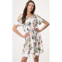 Biało-Zielona Sukienka Liking. Zielone sukienki damskie Born2be, xl, bez wzorów, bez kołnierzyka, bez rękawów, mini. Za 59,99 zł.
