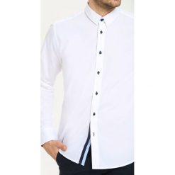 KOSZULA DŁUGI RĘKAW MĘSKA SLIM FIT. Białe koszule męskie Top Secret, m, bez wzorów, eleganckie, z klasycznym kołnierzykiem, z długim rękawem. W wyprzedaży za 69,99 zł.