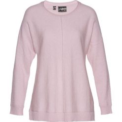 Sweter z domieszką kaszmiru bonprix matowy jasnoróżowy. Czerwone swetry klasyczne damskie bonprix, z dzianiny, z okrągłym kołnierzem. Za 79,99 zł.