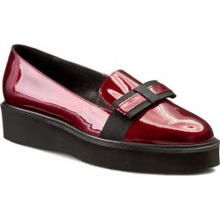 Półbuty SOLO FEMME - 28304-01-D46/000-03-00 Bordowy. Czerwone półbuty damskie Solo Femme, bez wzorów, ze skóry, eleganckie, bez obcasa, na koturnie, bez zapięcia. W wyprzedaży za 229,00 zł.