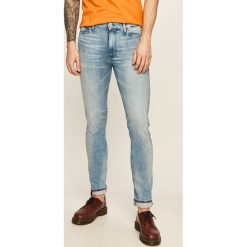 Tommy Jeans - Jeansy Simon. Niebieskie jeansy męskie Tommy Jeans, bez wzorów. W wyprzedaży za 459,90 zł.