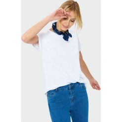 Biały luźny top. Bluzki damskie Greenpoint. Za 24,99 zł.