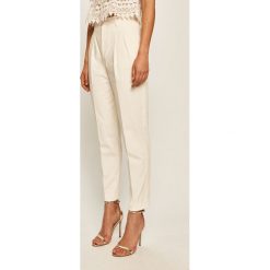 Red Valentino - Spodnie. Białe spodnie damskie Red Valentino, bez wzorów, z elastanu. Za 1379,00 zł.