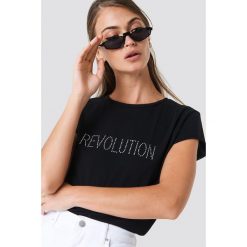 NA-KD Trend T-shirt z błyszczącym napisem Revolution - Black. Czarne t-shirty damskie marki NA-KD Trend, z napisami, z okrągłym kołnierzem. W wyprzedaży za 51,07 zł.