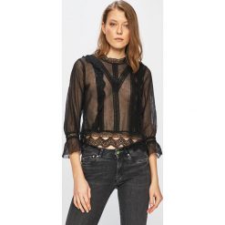 Guess Jeans - Bluzka. Czarne bluzki damskie s, w koronkowe wzory, z bawełny, z okrągłym kołnierzem. W wyprzedaży za 219,90 zł.