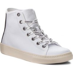 Sneakersy TOMMY JEANS - Light Leather Mid EN0EN00231 White 100. Białe sneakersy damskie Tommy Jeans, z jeansu. W wyprzedaży za 279,00 zł.
