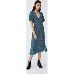 Sukienka midi w kwiaty z guzikami. Zielone sukienki damskie Pull&Bear, w kwiaty, bez kołnierzyka, bez rękawów, midi. Za 139,00 zł.