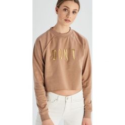 Krótka bluza z haftowanym napisem - Beżowy. Brązowe bluzy damskie Sinsay, s, z haftami, z krótkim rękawem, krótkie, bez kaptura. W wyprzedaży za 29,99 zł.