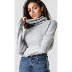 NA-KD Sweter oversize z wywijanym golfem - Grey. Szare swetry damskie NA-KD, z dzianiny, z długim rękawem. Za 141,95 zł.