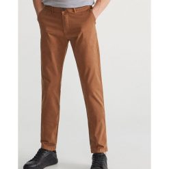 Dopasowe spodnie chino - Brązowy. Pomarańczowe spodnie męskie Reserved, m, bez wzorów. Za 89,99 zł.