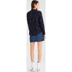 Koszule wiązane damskie: Vero Moda VMDOTTY Koszula night sky/white