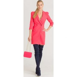 SUKIENKA Elisabetta Franchi. Różowe sukienki damskie Elisabetta Franchi, na co dzień, bez wzorów, z materiału, z włoskim kołnierzykiem, bez rękawów, mini, proste. Za 2019,00 zł.