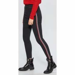 Jeansy HIGH WAIST - Czarny. Czarne spodnie z wysokim stanem Cropp, z jeansu. Za 99,99 zł.