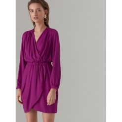 Kopertowa mini sukienka - Różowy. Różowe sukienki damskie Mohito, bez wzorów, bez kołnierzyka, bez rękawów, mini, kopertowe. Za 169,99 zł.