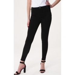 Czarne Jeansy Matronly. Czarne jeansy damskie Born2be, s, bez wzorów, z jeansu, z podwyższonym stanem. Za 59,99 zł.