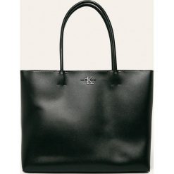 Calvin Klein Jeans - Torebka. Czarne torby damskie na zakupy Calvin Klein Jeans, w paski, z jeansu, na ramię, duże, bez dodatków. W wyprzedaży za 399,90 zł.