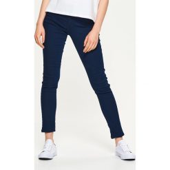Denimowe jegginsy - Granatowy. Niebieskie legginsy Cropp, z jeansu. Za 59,99 zł.