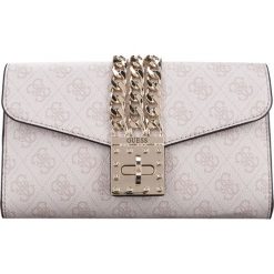 Guess Prisma Kopertówka Beżowy. Brązowe kopertówki damskie Guess, w paski, z poliesteru, bez dodatków. Za 559,95 zł.