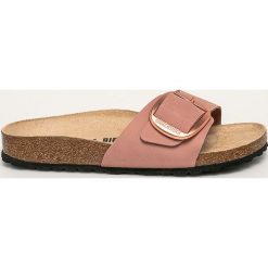 Birkenstock - Klapki skórzane Madrid Big Buckle. Różowe klapki damskie Birkenstock, bez wzorów, ze skóry, bez obcasa, na obcasie. Za 369,90 zł.