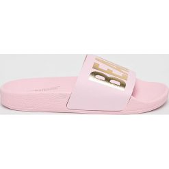 TheWhiteBrand - Klapki. Różowe klapki damskie TheWhiteBrand, bez wzorów, ze skóry, bez obcasa, na obcasie. W wyprzedaży za 89,90 zł.