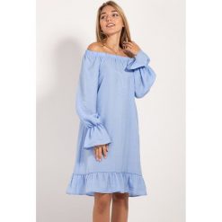 Sukienka w kolorze jasnoniebieskim. Niebieskie sukienki damskie Bessa, Moonlight, bez wzorów, z falbankami, bez rękawów, mini. W wyprzedaży za 134,95 zł.