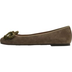Pretty Ballerinas ANGELIS Baleriny khaki. Zielone baleriny damskie marki Pretty Ballerinas, bez wzorów, ze skóry, klasyczne, bez obcasa. Za 559,00 zł.